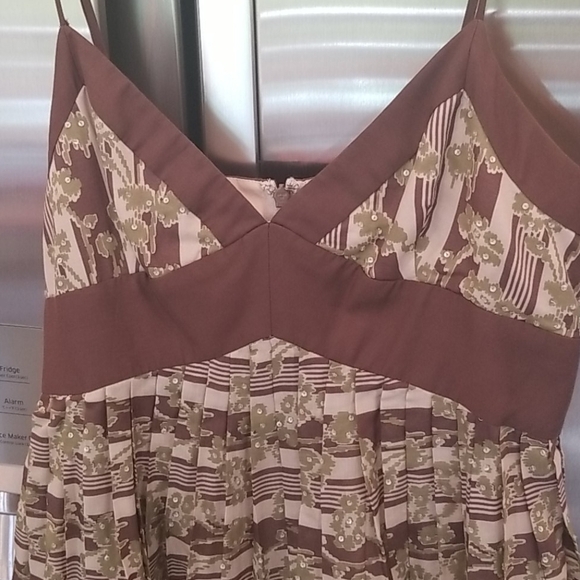 💕BCBGMaxAzria💕 V-neck Cocktail Dress - Picture 3 of 10